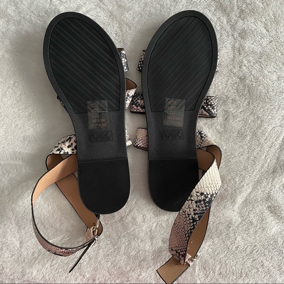 Qupid Women’s Flat Gladiator Sandals Snake Skin Strap Design - Picture 11 of 11